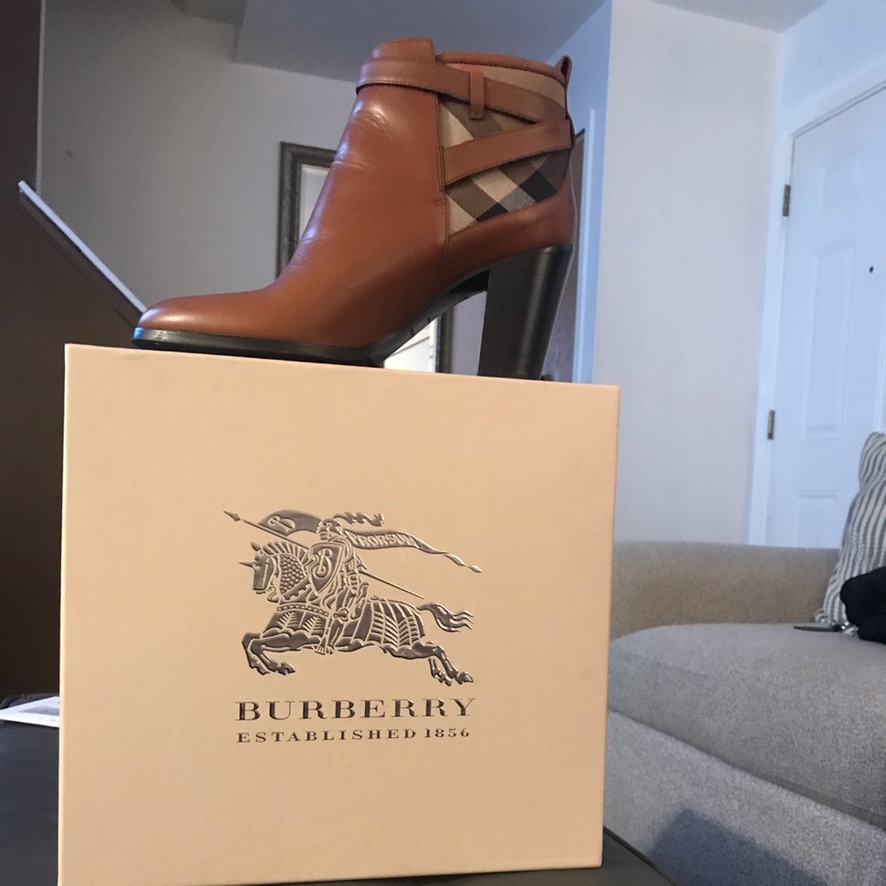 Ladies Burberry Ankle Boots size 40 (10).